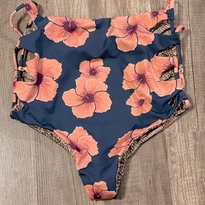 Acacia Queens in Hibiscus